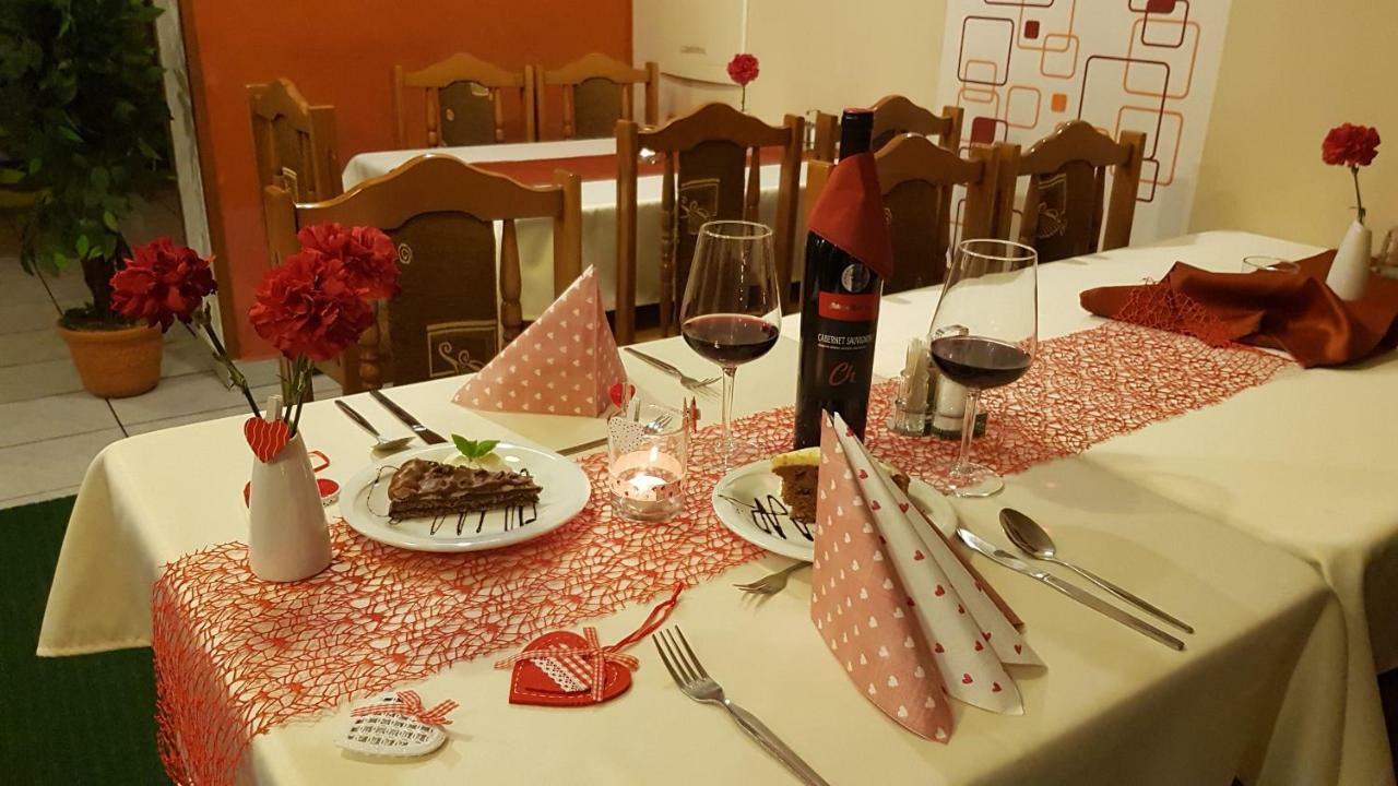Pizzeria Alzbetka Hotel Strecno Exterior foto