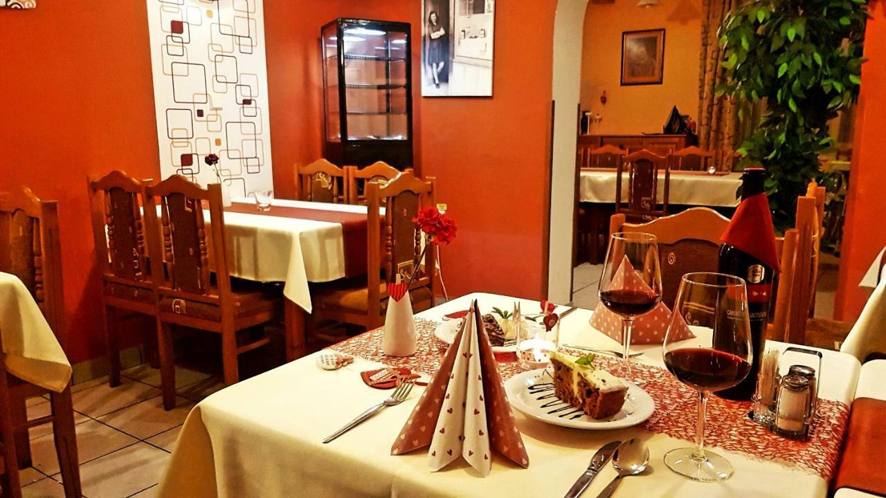 Pizzeria Alzbetka Hotel Strecno Exterior foto