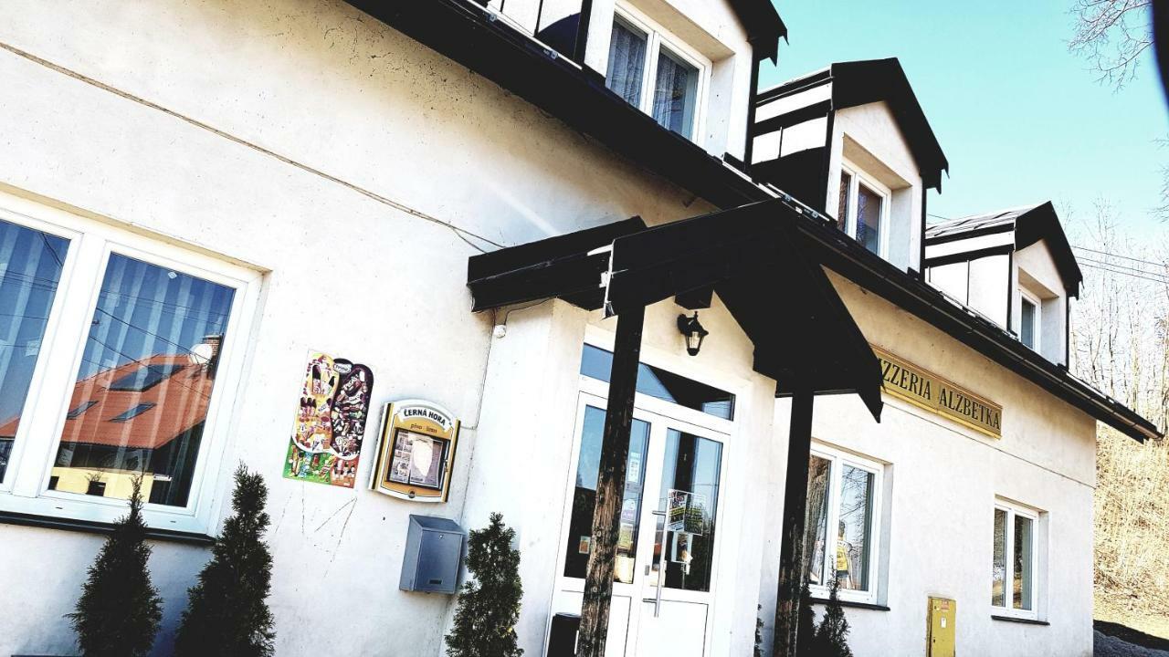 Pizzeria Alzbetka Hotel Strecno Exterior foto